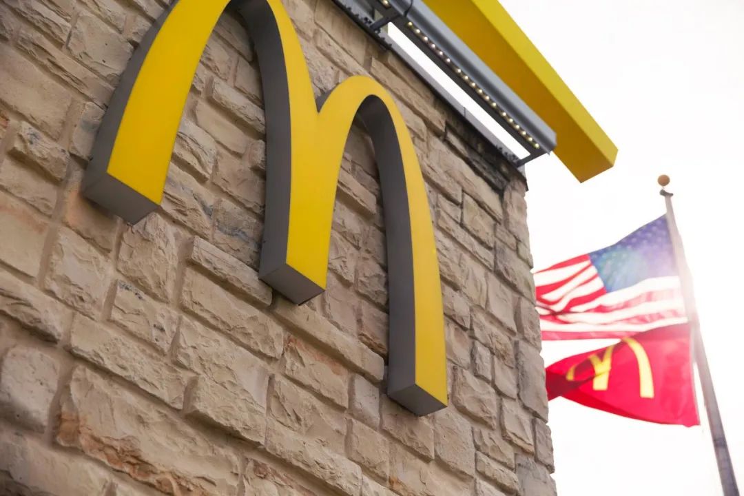 麦当劳中报出炉！全球高层说鸡肉推高了在华业绩，重申今年1000新店目标，正参考中国会员经验算效